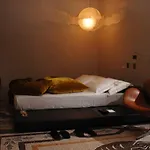 Alojamento de Acomodação e Pequeno-almoço Suitesistina For Brave Lovers